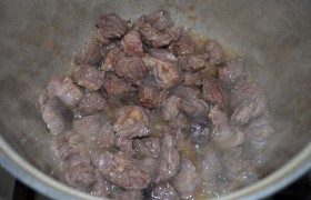 Затем раскаляем масло, переведя огонь на сильный, и обжариваем мясо до корочки примерно в течение 10 минут.
