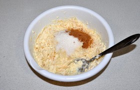 Добавляем корицу, пробуем смесь на вкус - возможно, стоит добавить сахара.
