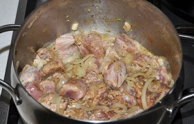 Добавляем мясо, посыпаем приправой. Вливаем буквально 1 ст. ложку масла и 3-4 ст. ложек кипятка. Добавляем перец.