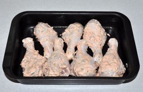 В промазанную маслом форму выкладываем ножки, обмазываем остатками маринада из пакета. Когда духовка нагрелась до 200°, помещаем на средний уровень на 35-40 минут. 