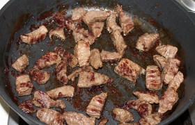 Наливаем растительное масло, обжариваем кусочки говядины до корочек, 3-5 минут.