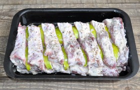 Яблоки нарезаем нетолстыми дольками. Закладываем по паре ломтиков в каждый разрез, так, чтобы они были вровень с мясом. При запекании разрезы раскрываются. Чтобы этого избежать, можно сделать пару перевязок нитью.