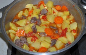 Добавляем к сердечкам соус из сковороды, кубики картофеля. 