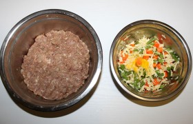Замороженную зеленую фасоль обливаем кипятком, нарезаем. Сырая морковь в рулете становится вкусно-хрустящей (любим морковь мягкую –   отваривае м ее 9-10 минут). Добавляем в начинку еще яичные желтки и крупно тертый сыр, приправляем, перемешиваем. 