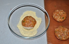 Насыпаем в тарелку кукурузную муку и котлеты покрываем тонкой плотной мучной  панировкой . Вместо кукурузной муки можем использовать пшеничную или панировочные сухари.