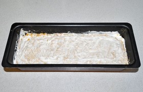 Ставим форму в середину духовки, нагревшейся до 180-190°. Спустя полчаса вынимаем, промазываем верх запеканки сметаной. 