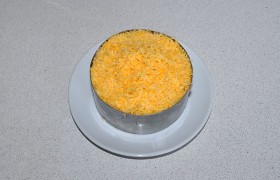 И засыпаем желтками с сыром. Уже хочется скорее попробовать?