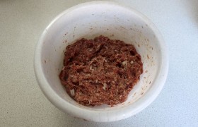 Куриное мясо или говядину и свинину вместе с луком прокручиваем два раза в мясорубке, солим, перчим и пару минут  отбиваем   – т.е. берем в руку и бросаем в миску раз 15-20, после чего фарш становится более послушным, лучше лепится и отлично держит форму.