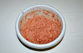 В тонко молотый мясной фарш добавляем отжатый от молока хлеб, очень мелко шинкованную луковицу, чеснок, яйцо, миндаль и корицу, вино, соль и перец, кориандр. Вымешиваем до однородности и непременно  отбиваем фарш , 18-22 раза бросая в миску. 