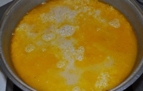 Промываем рис, в чайнике кипятим 700-800 мл воды, размешиваем в ней около ст. ложки соли. В казане снова разравниваем морковь с горохом, ровным слоем насыпаем промытый рис и аккуратно заливаем сверху приготовленным кипятком. Прибавив огня, доводим до кипения. Когда закипает уже вся поверхность, и мы видим, что вода уходит вниз – слой риса переворачиваем лопаткой или ложкой, стараясь не трогать слой с морковью.