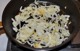 Луковицы шинкуем полукольцами, в течение 8-9 минут  пассеруем  в разогретом масле на огне чуть больше среднего. 