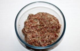В фарш, который два раза прокручен в мясорубке с мелкой решеткой, добавляем очень мелко нашинкованную луковицу, приправы и специи, какие-нибудь ароматные смеси трав  (это – на свой вкус, мы добавили  прованские травы ), немного молока или воды, как следует вымешиваем фарш и  отбиваем , не менее 20-25 раз швыряя в миску. 