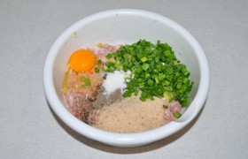 В одной миске соединяем мясной фарш, панировочные сухари, приправы, порубленный зеленый лук, разбитое яйцо. Все вместе вымешиваем 3-4 минуты и  отбиваем .