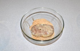 Затем аккуратно, чтобы не смять, купаем котлеты во взбитом яйце.
