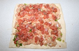 На него - слой рыбного фарша, затем слой кусочков горбуши и снова - зеленый лук.