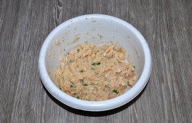 Перемалываем мясо как можно мельче, мелко натираем картофелину. Шинкуем лук – тоже очень мелко. Добавляем соли, перца, рубленой зелени петрушки и укропа. Самым тщательным образом перемешиваем фарш. В густой – подливаем сливки. И хорошо  отбиваем  фарш. 