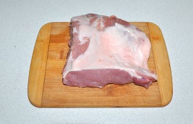После промывания поверхность мяса не забываем подсушить бумажным полотенцем. Удаляем жир. И нарезаем – поперек мясных волокон – ломтями примерно 12-15-миллиметровой толщины.