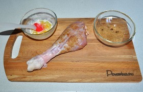 Осторожно подсекая ножом пленку, спускаем кожу до нижнего сустава. Мясо с помощью кисточки обмазываем сливочным маслом и посыпаем приправой. Поднимаем кожу на место. Теперь кожу смазываем маслом и приправляем.