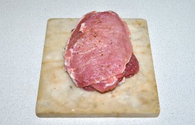 И только после этого берем пакет, закладываем каждый кусок,  отбиваем  обе стороны, не слишком усердствуя, примерно до 9-10 мм. Складываем в стопку, пусть мясо отдохнет 15-20 минут. Но, если торопимся – готовим сразу.