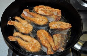 Выкладываем в раскаленное масло и обжариваем с каждой стороны до румяной корочки.