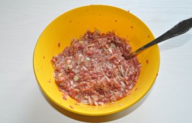 Смешиваем фарш с луком, солим и перчим по вкусу. Можем добавить и другие, любимые нами приправы к мясу.