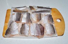Размороженные филе обсушиваем в бумажных полотенцах. Нарезаем некрупными кусками.