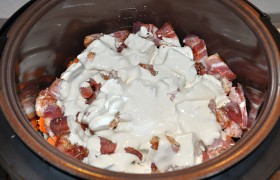 Сверху – мясо. И поливаем смесью сметаны с соевым соусом.