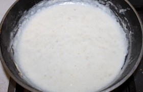 Во второй сковороде, включив средний огонь, готовим соус бешамель, сначала распускаем 40-50 г сливочного масла, всыпаем, быстро перемешивая лопаткой, муку, не спеша вливаем подогретое молоко, помешиваем постоянно, пока соус загустеет. Выливаем из сковороды, чтобы соус немного остыл.