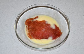 Через час почти весь соус впитался в мясо. На сильном огне раскаляем сковороду с маслом. А пока обваливаем отбивные во взбитых яйцах.
