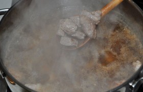 Если говядина уже стала достаточно мягкой – всыпаем промытый рис, предварительно собрав с поверхности пену. Варим под крышкой.