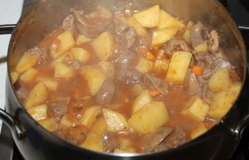 Картошку с морковью и луком загружаем в кастрюлю с потрошками, добавляем еще горячей воды – чтобы подливки приготовилось столько, сколько мы любим, и  лавровый лист . Рагу на том же небольшом огне и под крышкой тушится до готовности не более 20-25 минут.