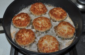 Масло перекаливаем в сковороде 4-5минут (на огне между большим и средним). Жарим одну сторону 2-3 минуты до румяной корочки. После переворачивания жарим еще пару минут, снижаем огонь до слабого, за 3-5 минут доводим до готовности. И после выключения даем постоять 4-5 минут, накрыв крышкой.