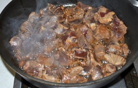 Пока на сковороде  перекаливается  растительное масло, кусочки говядины помещаем в дуршлаг, сливая маринад в мисочку – он нам еще понадобится. Кладем мясо в сковороду и быстро жарим до появления легких корочек, 2-4 минуты. Если мясо не помещается свободно в один ряд – жарим в 2 приема. 