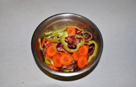Очищаем и шинкуем овощи, смешиваем с перцем и солью.