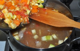 Когда в бульоне  сварилось  не только куриное мясо, но и кубики картошки варятся уже 5-6 минут – закладываем заправку в кастрюлю. Солим, бросаем лавровый лист, перчим. Под крышкой и на малом огне довариваем наш суп 4-5 минут. И после выключения, накрыв кастрюлю полотенцем, дать супу настояться 10 минут. 
