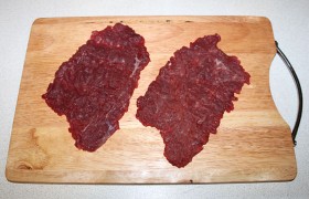 Мясные ломтики, вложив в пакет, сильно  отбиваем . Посыпаем перцем.
