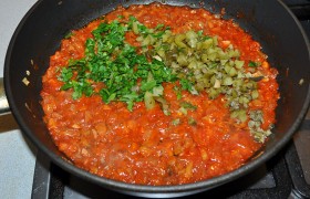Каперсы промываем, вместе с корнишонами и зеленью петрушки измельчаем и добавляем в соус.