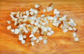 Сало нарезаем мелким кубиком.
