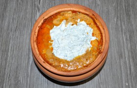Перед тем, как вынуть мясо, измельчаем чеснок, смешиваем с оставшейся сметаной и рубленой зеленью. Снимаем крышку, выкладываем сметану, накрываем крышкой и полотенцем и даем дойти еще минут 10-12. Вот теперь можно раскладывать по тарелкам. Гарнир - на свой вкус.