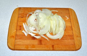 Нарезаем луковицу тонкими полукольцами.