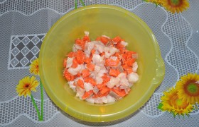 Филе выбранной рыбы (мы взяли ту, что была в холодильнике) как следует обсушиваем и нарезаем средними кусочками.