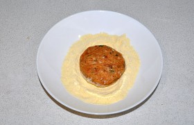 Обваливаем в муке. Кукурузная образует обычно самую тонкую и вкусную корочку.
