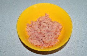 Кусочки куриного мяса перемалываем в мясорубке с мелкой решеткой.