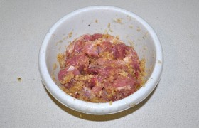 Выкладываем в миску, засыпаем приправы, добавляем нарезанное мясо, перемешиваем. Накрываем и оставляем мариноваться на столе на час-два.