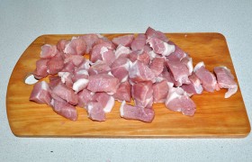После промывания и обсушивания мясо нарезаем некрупными кусочками.