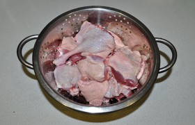 Утку, промытую и обсушенную, нарезаем удобными кусками.
