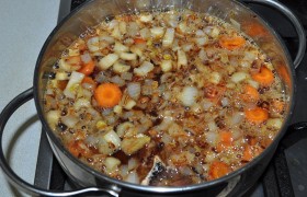 Заливаем квасом так, чтобы он накрыл мясо. После закипания накрываем крышкой, устанавливаем огонь для слабого, почти незаметного кипения,  тушим  до мягкости говядины, от 30-40 минут до полутора и более часов (это зависит от качества мяса). 