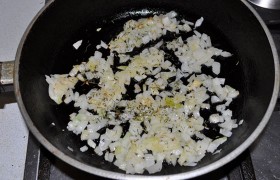 В сковородку засыпаем шинкованный мелко лук, переключив огонь на средний, 8-10 минут, до прозрачности,  карамелизуем  лук (т.е. не жарим, а томим на огне), добавив к нему тимьян. 