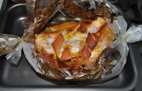 Можно запекать в рукаве, тогда мясо не нужно переворачивать, стоит только минут за 20 до окончания раскрыть фольгу или рукав, чтобы получить аппетитную корочку. Правда, в хорошей духовке она вся румянится без раскрытия рукава. Готово - вынимаем, закрываем плотно фольгой и даем постоять и проготовиться остаточным теплом минут 15-20. После чего нарезаем и подаем.