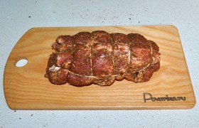 Чтобы сохранить форму куска, обвязываем его, не стараясь стянуть, кулинарной нитью. Кладем в пакет и на столе оставляем мариноваться на 2-3 часа, впрочем, можно мариновать и дольше, но тогда – в холодильнике.